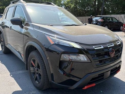 Used 2025 Nissan Rogue SV AWD/4WD image 2