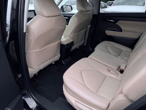 Used 2023 Toyota Highlander XLE AWD/4WD image 19