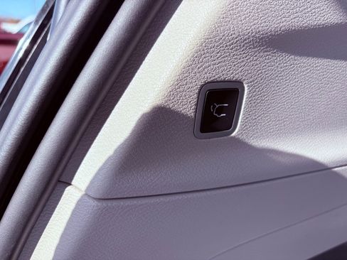 Used 2024 Chrysler Pacifica Touring-L image 11