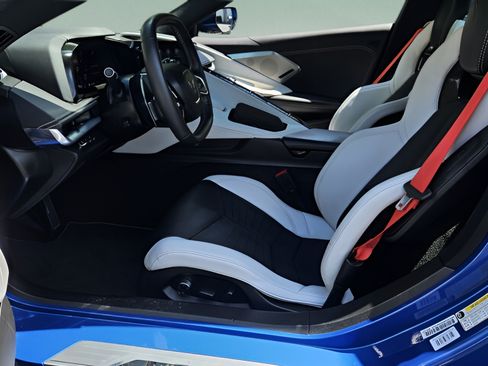 Used 2021 Chevrolet Corvette Stingray Preferred Conv w/ Z51 Performance Package RWD image 9