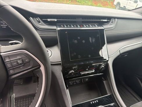 Used 2024 Jeep Grand Cherokee Altitude AWD/4WD image 25