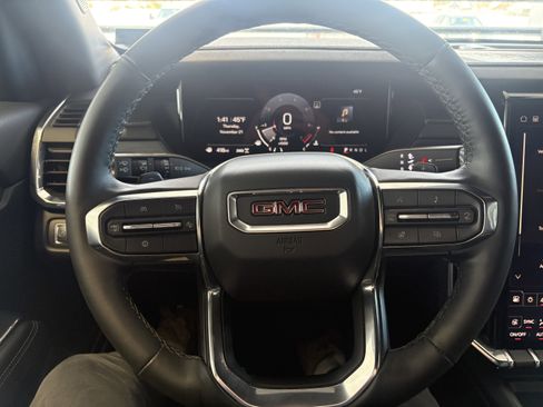 Used 2025 GMC Acadia Elevation image 9