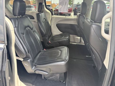 Used 2019 Chrysler Pacifica Limited FWD image 15