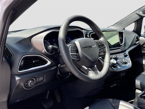 Used 2025 Chrysler Pacifica Select FWD image 9