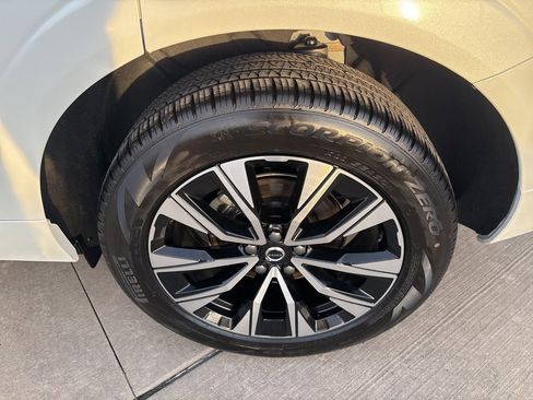 Used 2025 Volvo XC60 B5 Plus image 16