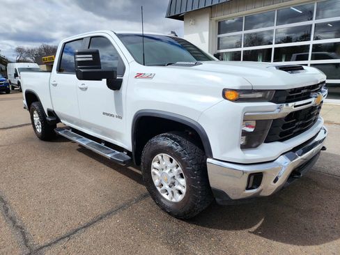 Used 2024 Chevrolet Silverado 2500 LT AWD/4WD image 2