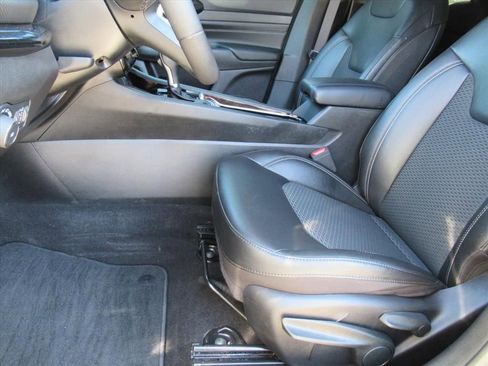 Certified 2024 Jeep Compass Latitude w/ Convenience Group image 15