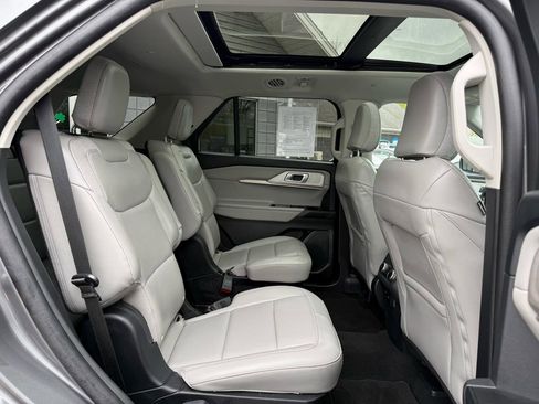 Used 2025 Ford Explorer Active w/ Active Comfort Package AWD/4WD image 13