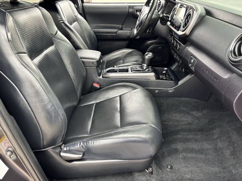 Used 2018 Toyota Tacoma TRD Off-Road AWD/4WD image 12