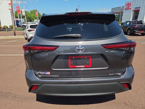 Used 2021 Toyota Highlander XLE AWD/4WD image 4