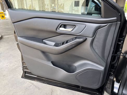 Used 2025 Nissan Rogue SV FWD image 18