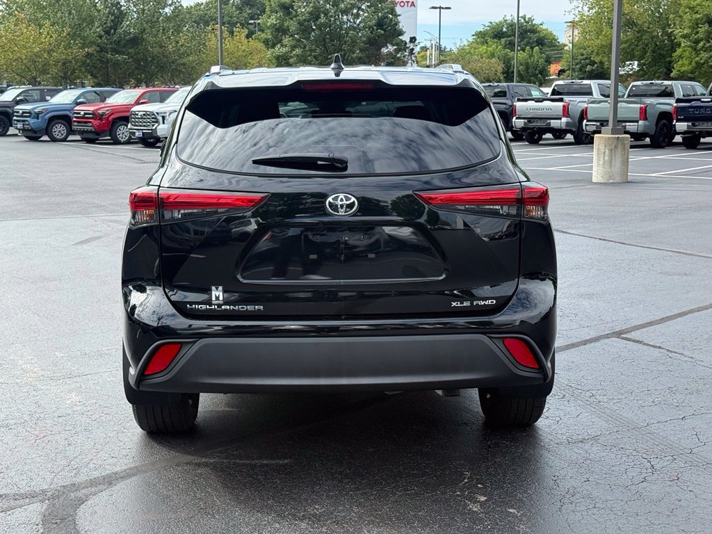 Used 2023 Toyota Highlander XLE AWD/4WD image 7