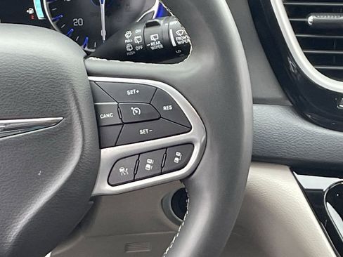 Used 2024 Chrysler Pacifica Touring-L FWD image 21