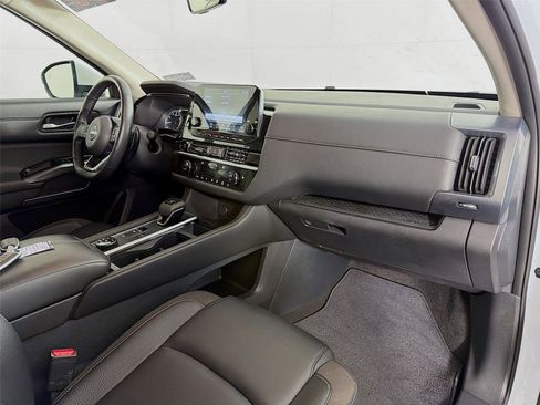 Used 2025 Nissan Pathfinder SL AWD/4WD image 29