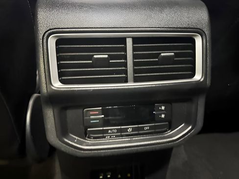 Used 2025 Volkswagen Atlas SE image 13