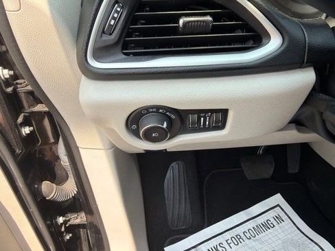 Used 2023 Chrysler Pacifica Touring-L FWD image 19