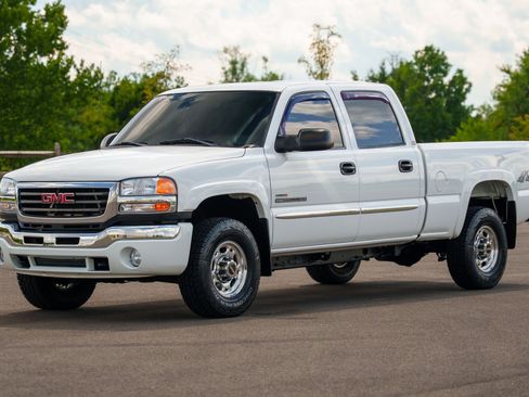 Used 2004 GMC Sierra 2500 SLE w/ Heavy-Duty Power Package AWD/4WD image 4