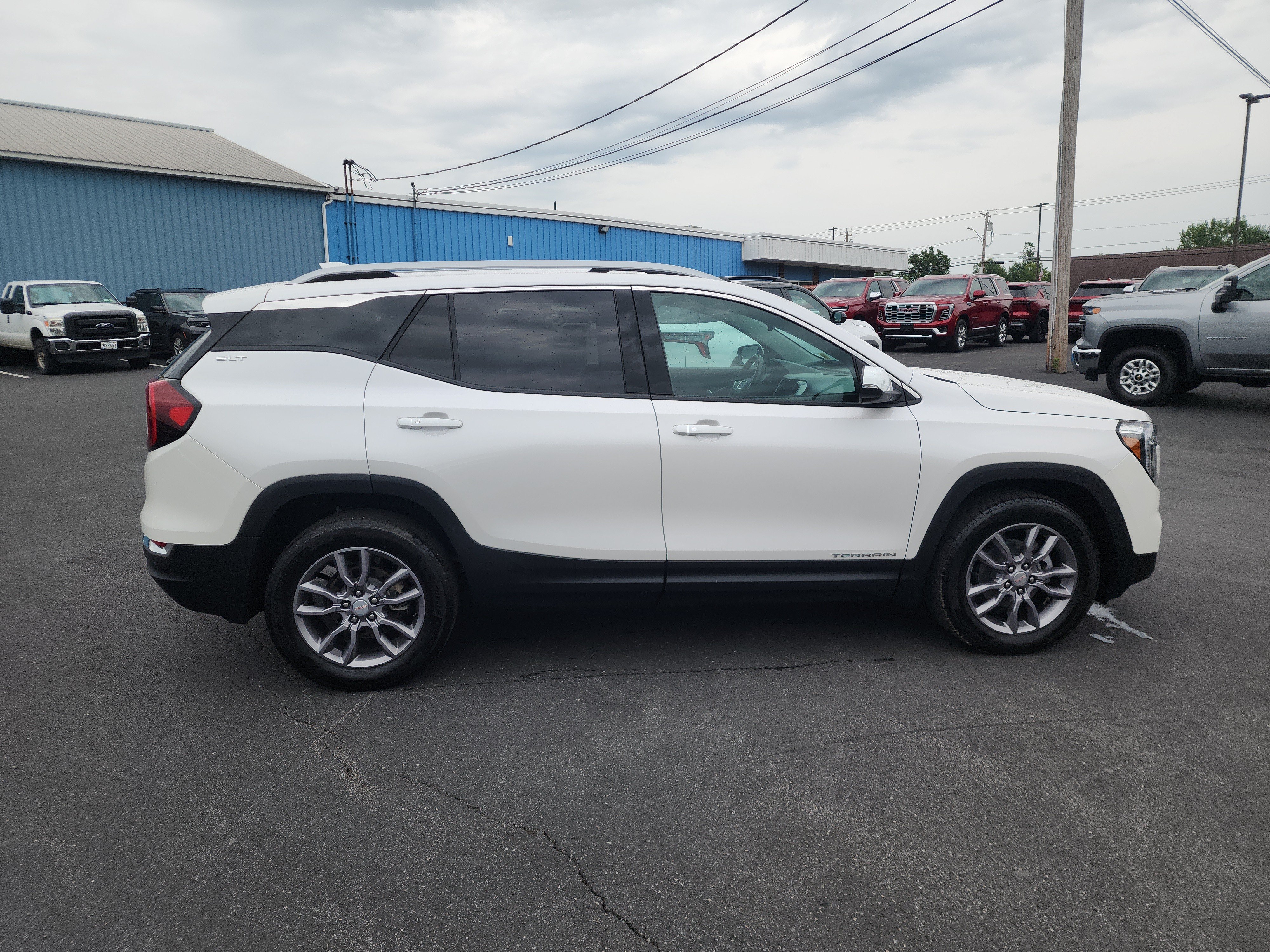 Certified 2024 GMC Terrain SLT w/ Infotainment Package II AWD/4WD image 9