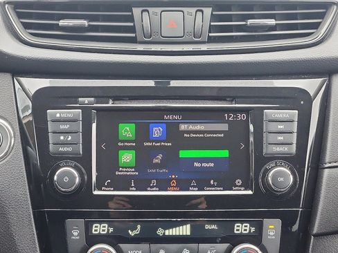 Used 2018 Nissan Rogue SV w/ Premium Package image 17