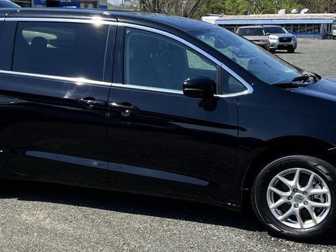 Used 2024 Chrysler Pacifica Touring-L image 2