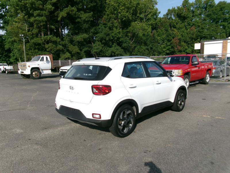 Used 2025 Hyundai Venue SEL FWD image 6