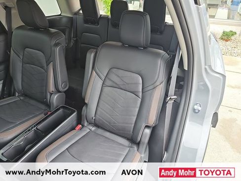 Used 2025 Nissan Pathfinder Platinum AWD/4WD image 29
