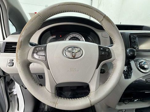 Used 2014 Toyota Sienna SE FWD image 16