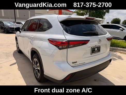 Used 2023 Toyota Highlander XLE image 2