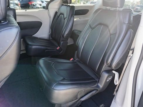 Used 2024 Chrysler Pacifica Touring-L image 8