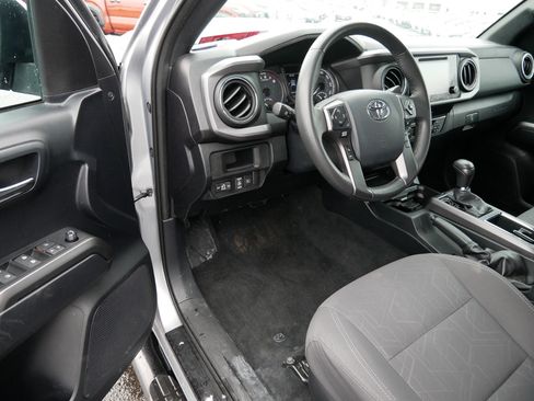 Used 2019 Toyota Tacoma TRD Sport image 2