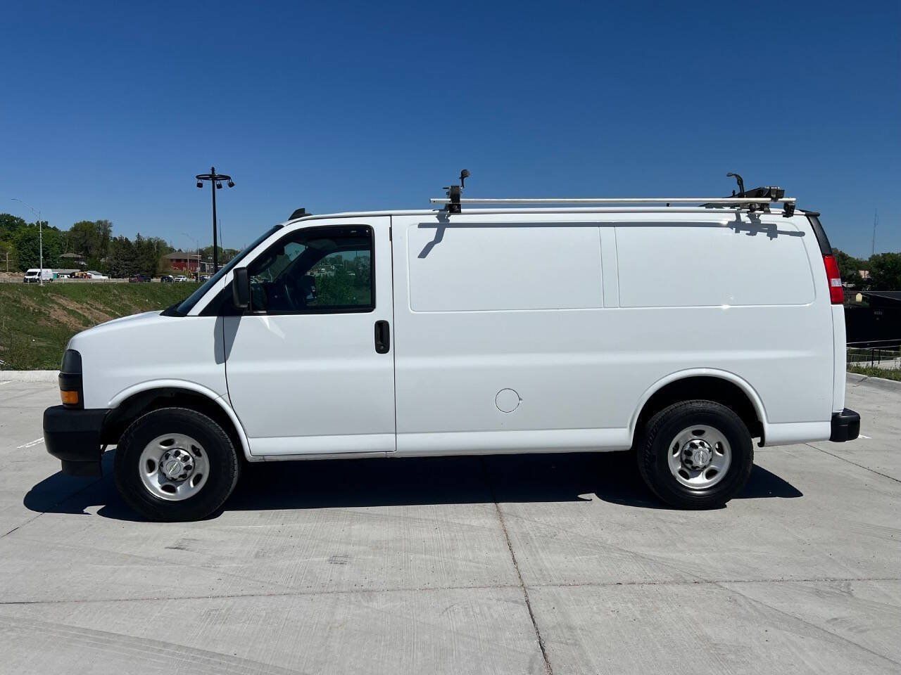 Used 2021 Chevrolet Express 2500 RWD image 3