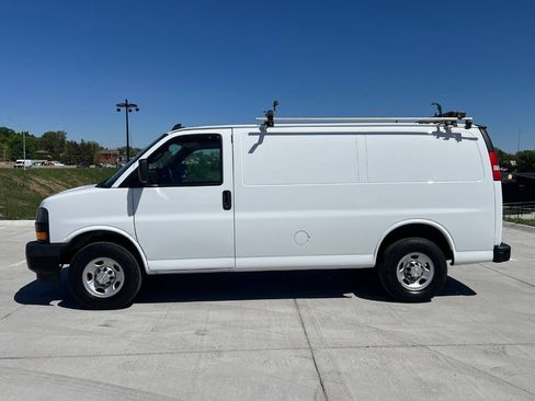 Used 2021 Chevrolet Express 2500 RWD image 3