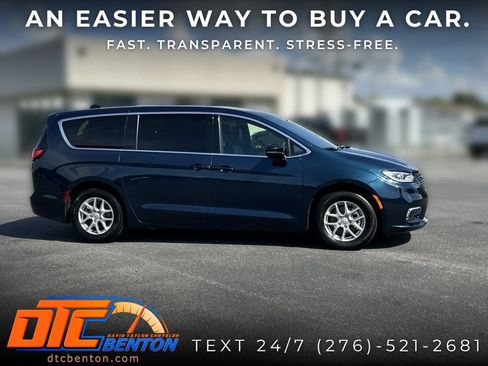 Used 2025 Chrysler Pacifica Select FWD image 4