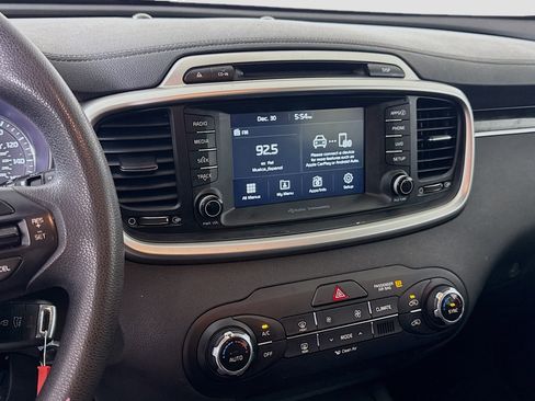 Used 2018 Kia Sorento LX image 18