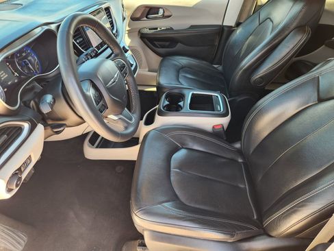 Used 2022 Chrysler Pacifica Touring-L image 13