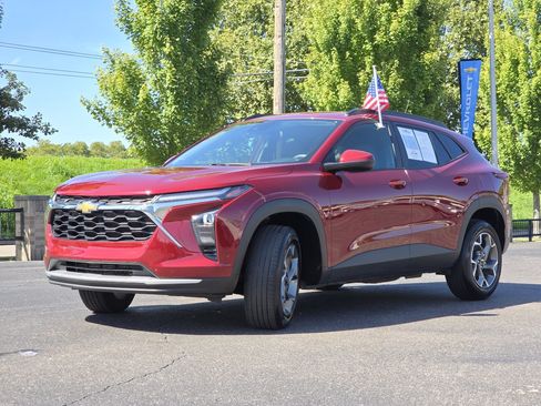Used 2025 Chevrolet Trax LT FWD image 16