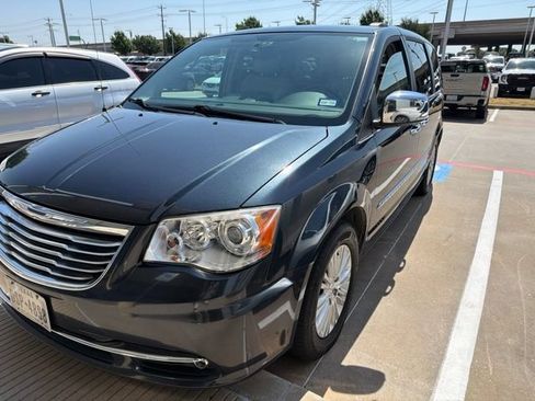 Used 2014 Chrysler Town & Country Limited w/ Luxury Group FWD image 2