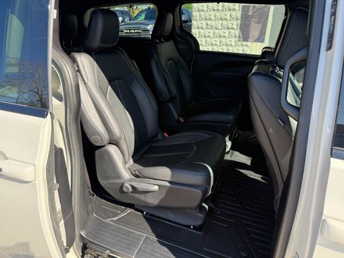 Used 2021 Chrysler Pacifica Touring-L w/ Uconnect Theater Family Group FWD image 16