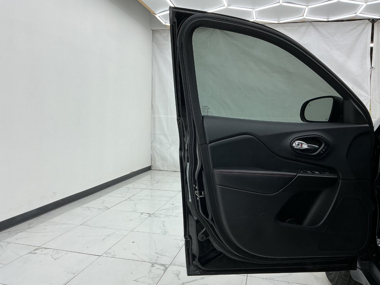 Used 2021 Jeep Cherokee Trailhawk w/ Premium Leather Package AWD/4WD image 18