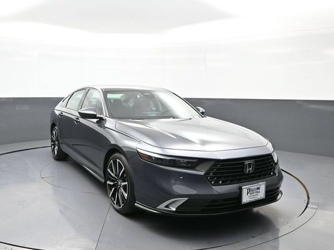 Used 2025 Honda Accord Touring image 3