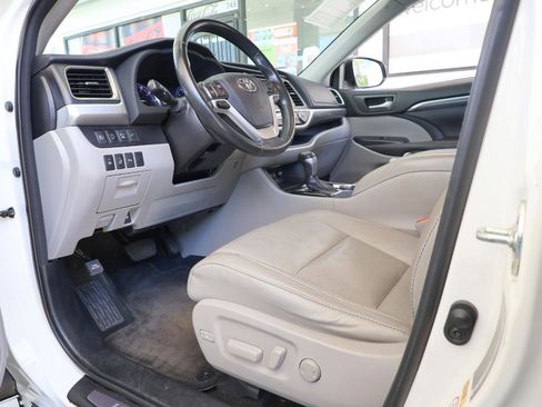 Used 2018 Toyota Highlander Limited Platinum FWD image 39