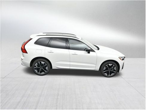 New 2026 Volvo XC60 B5 Plus AWD/4WD image 18