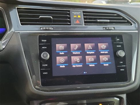 Used 2022 Volkswagen Tiguan SE image 19