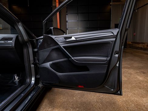 Used 2018 Volkswagen Golf R 4-Door image 32