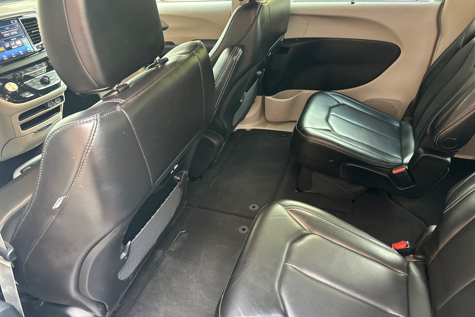 Used 2023 Chrysler Pacifica Touring-L FWD image 12
