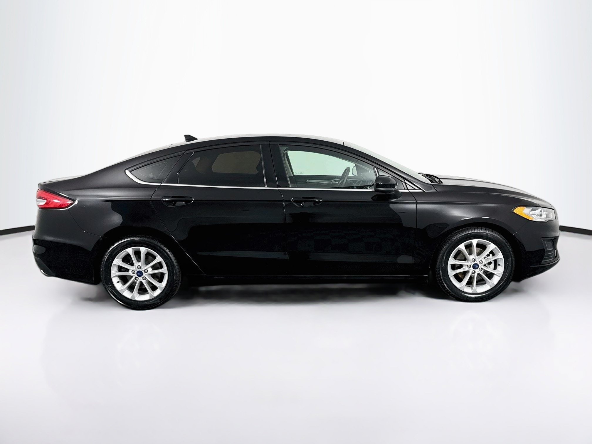 Used 2020 Ford Fusion SE FWD image 16