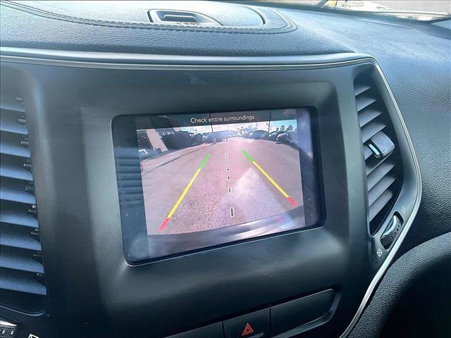 Used 2019 Jeep Cherokee Latitude Plus w/ Comfort/Convenience Group FWD image 21