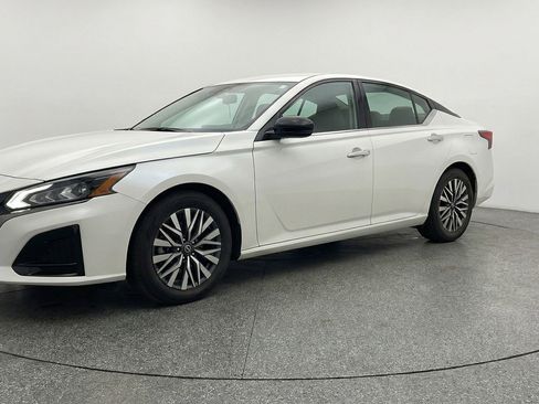 Used 2025 Nissan Altima 2.5 SV image 3