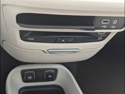 Used 2017 Chrysler Pacifica Touring-L Plus FWD image 17