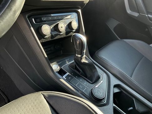 Used 2018 Volkswagen Tiguan SE w/ Panoramic Sunroof Package image 17